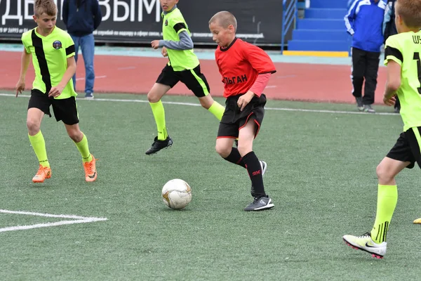 Orenburg, Rusko - 28.května roku 2017: chlapci hrají fotbal — Stock fotografie