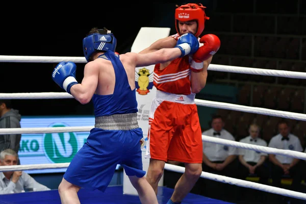 Orenburg, Rússia-7 de maio de 2017 ano: Meninos boxeadores competem — Fotografia de Stock