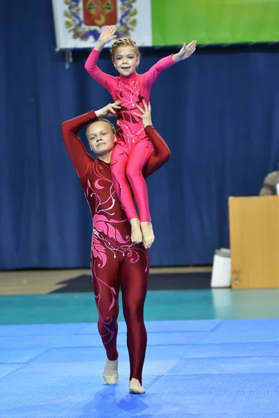 Orenburg, Rosja, lat 26-27 maja 2017: juniorzy konkurować w akrobatyka sportowa — Zdjęcie stockowe