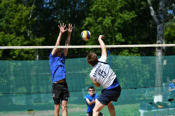 Orenburg, Rússia, 9-10 Junho de 2017 ano: Meninos jogando vôlei de praia — Fotografia de Stock