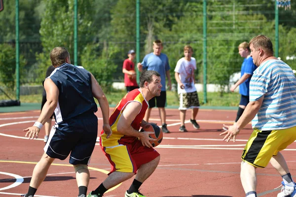 Orenburg, Rusland - 30 juli 2017 jaar: mannen spelen basketbal van de straat — Stockfoto