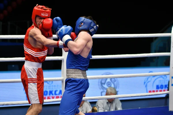 Orenburg, Russia - May 7, 2017 year: Boys boxers compete — Stock Photo, Image