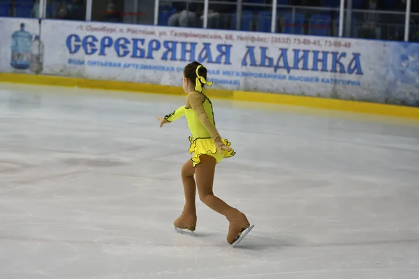 Orenburg, Russia - March 25, 2017 year: Girls compete in figure skating — Stock Photo, Image