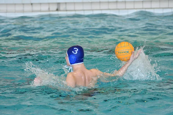 Orenburg, Rusia-Mayo 4, 2017 años: los niños juegan en waterpolo —  Fotos de Stock