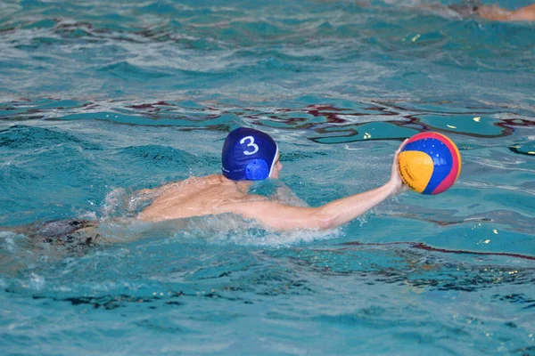 Orenburg, Rusya Federasyonu-Mayıs 4, 2017 yıl: çocuklar su polo oynamak