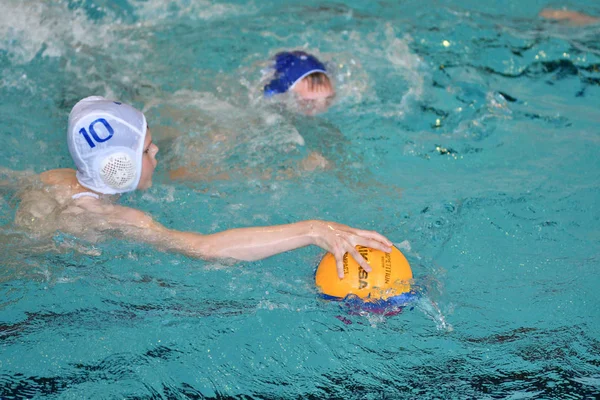 Orenburg, Rusya Federasyonu-Mayıs 4, 2017 yıl: çocuklar su polo oynamak