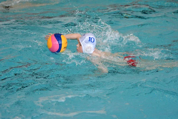 Orenburg, Rusya Federasyonu-Mayıs 4, 2017 yıl: çocuklar su polo oynamak