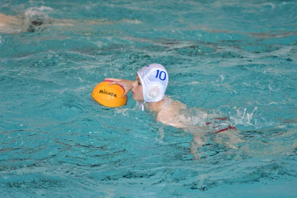 Orenburg, Rusya Federasyonu-Mayıs 4, 2017 yıl: çocuklar su polo oynamak