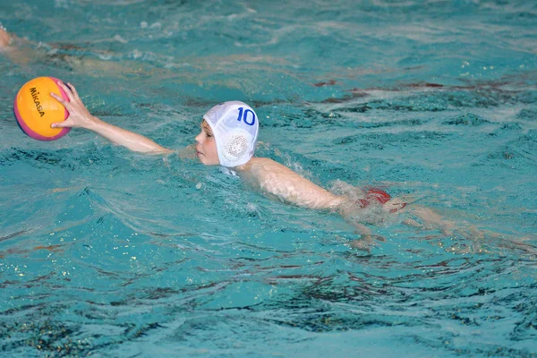 Orenburg, Rusya Federasyonu-Mayıs 4, 2017 yıl: çocuklar su polo oynamak
