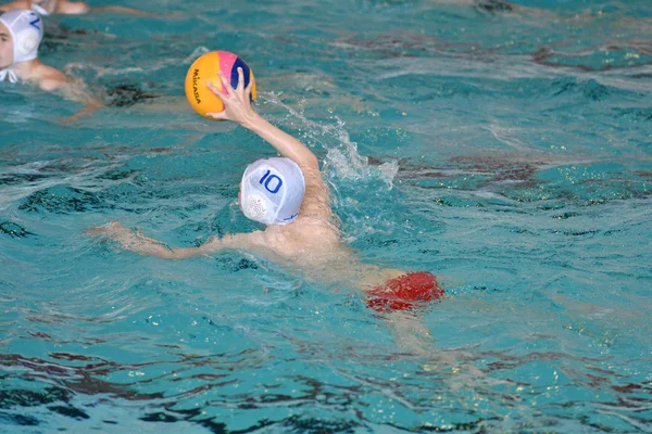 Orenburg, Rusya Federasyonu-Mayıs 4, 2017 yıl: çocuklar su polo oynamak