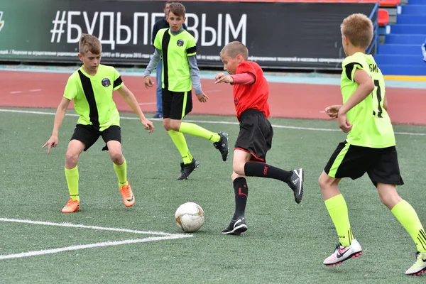 Оренбург, Россия - 28 мая 2017 года: Мальчики играют в футбол — стоковое фото