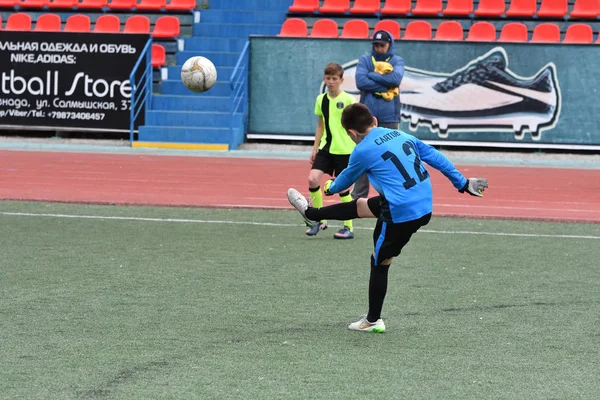 Orenburg, Rusia - 28 de mayo de 2017 año: Los chicos juegan al fútbol —  Fotos de Stock