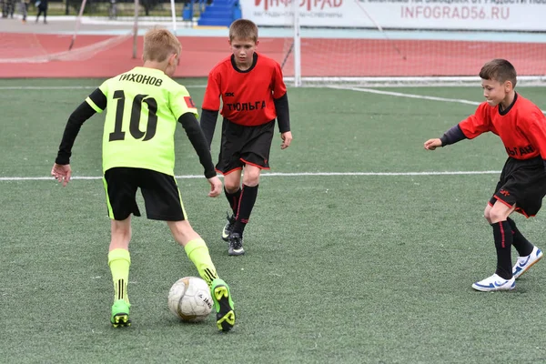 Orenburg, Rusya Federasyonu - 2017 yıl 28, Mayıs: çocuklar futbol oynamak