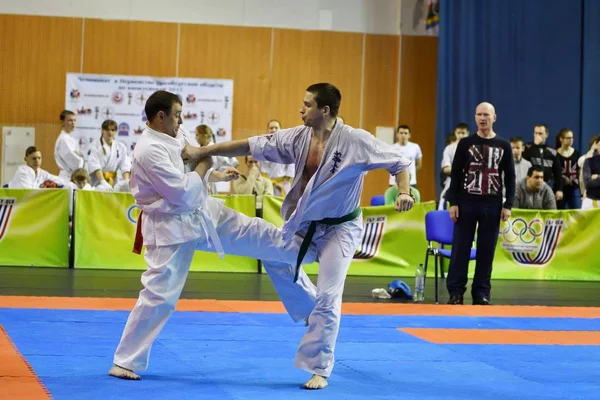 Orenburg, Rússia - 5 de março de 2017 ano: Meninos competem no karatê — Fotografia de Stock