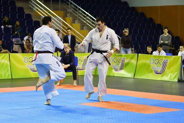 Orenburg, Rusland - 5 maart 2017 jaar: jongens concurreren in karate — Stockfoto