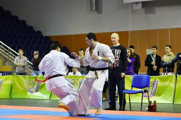 Orenburg, Rússia - 5 de março de 2017 ano: Meninos competem no karatê — Fotografia de Stock