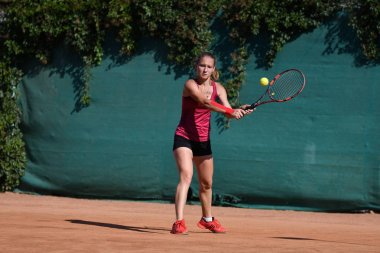 Orenburg, Rusya Federasyonu - 15 Ağustos 2017 yıl: Tenis oynayan kız