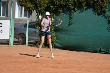 Orenburg, Rusya Federasyonu - 15 Ağustos 2017 yıl: Tenis oynayan kız