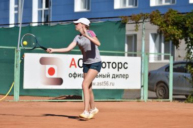 Orenburg, Rusya Federasyonu - 15 Ağustos 2017 yıl: Tenis oynayan kız