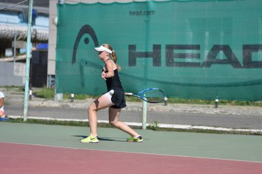 Orenburg, Rusya Federasyonu - 15 Ağustos 2017 yıl: Tenis oynayan kız