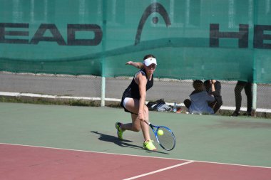Orenburg, Rusya Federasyonu - 15 Ağustos 2017 yıl: Tenis oynayan kız