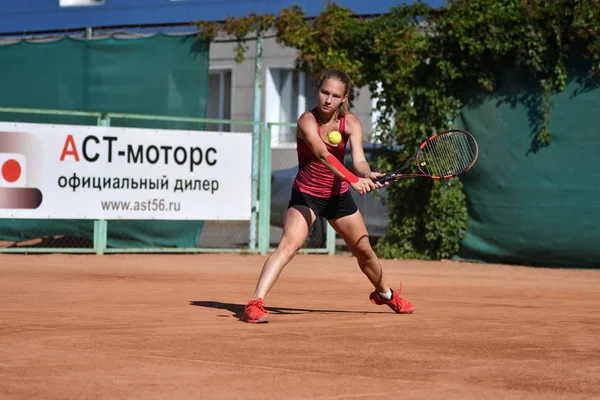 Orenburg, Rússia - 15 de agosto de 2017 ano: menina jogando tênis — Fotografia de Stock