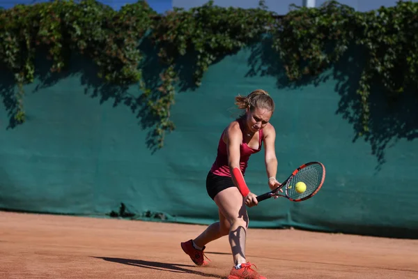 Orenburg, Rusia - 15 de agosto de 2017 año: niña jugando al tenis — Foto de Stock