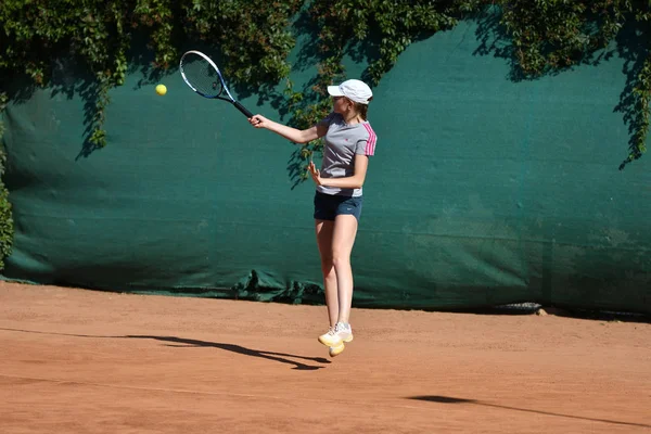 Orenburg, Ryssland - 15 augusti 2017 år: flicka spela tennis — Stockfoto