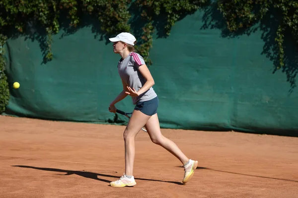 Orenburg, Rusia - 15 de agosto de 2017 año: niña jugando al tenis —  Fotos de Stock