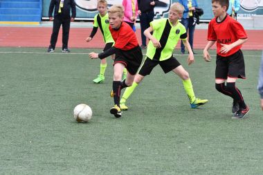 Orenburg, Rusya Federasyonu - 2017 yıl 28, Mayıs: çocuklar futbol oynamak