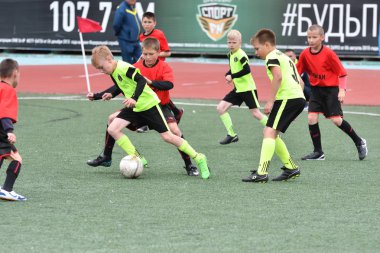 Orenburg, Rusya Federasyonu - 2017 yıl 28, Mayıs: çocuklar futbol oynamak