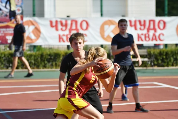 Orenburg, Ryssland - 30 juli 2017 år: flickor och pojkar spela Street basket — Stockfoto