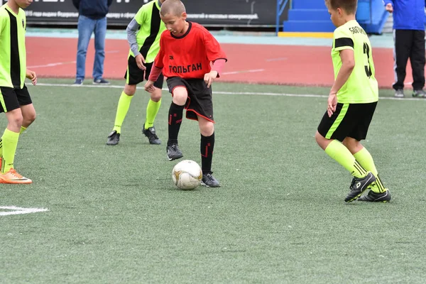 Orenburg, Rusia - 28 de mayo de 2017 año: Los chicos juegan al fútbol — Foto de Stock