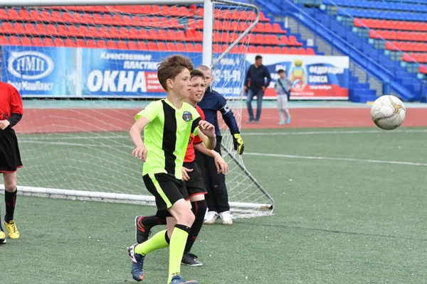 Orenburg, Rusia - 28 de mayo de 2017 año: Los chicos juegan al fútbol —  Fotos de Stock