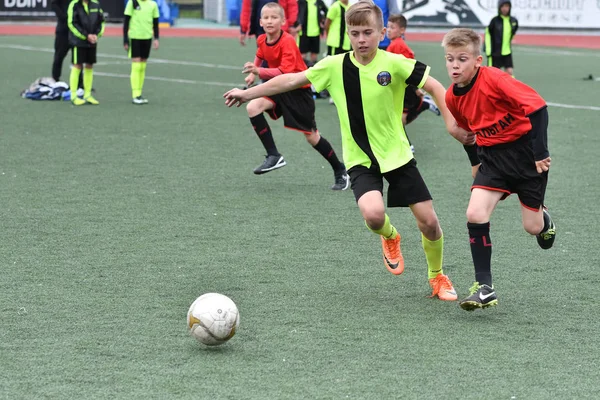 Orenburg, Russia - May 28, 2017 year: The boys play football — Stock Photo, Image