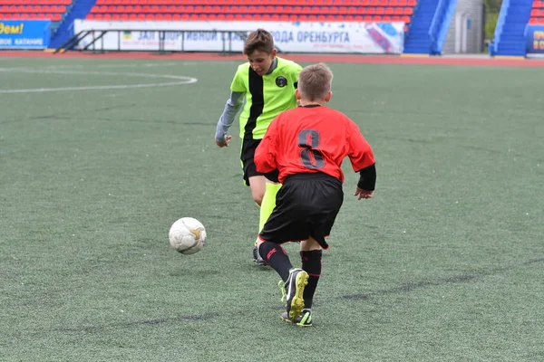 Orenburg, Rusia - 28 de mayo de 2017 año: Los chicos juegan al fútbol —  Fotos de Stock