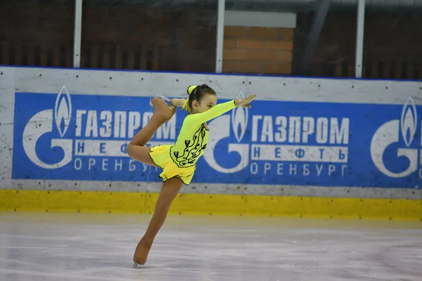 Orenburg, Rusland - 25 maart, 2017 jaar: meisjes concurreren in kunstschaatsen — Stockfoto