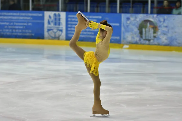 Orenburg, Russia - March 25, 2017 year: Girls compete in figure skating — Stock Photo, Image