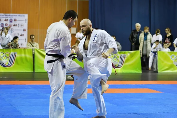 Orenburg, Rússia - 5 de março de 2017 ano: Meninos competem no karatê — Fotografia de Stock