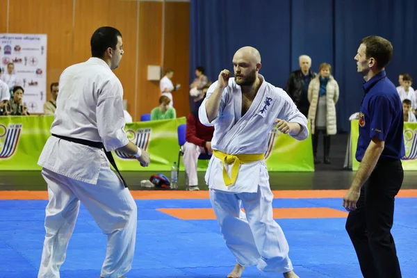 Orenburg, Rússia - 5 de março de 2017 ano: Meninos competem no karatê — Fotografia de Stock