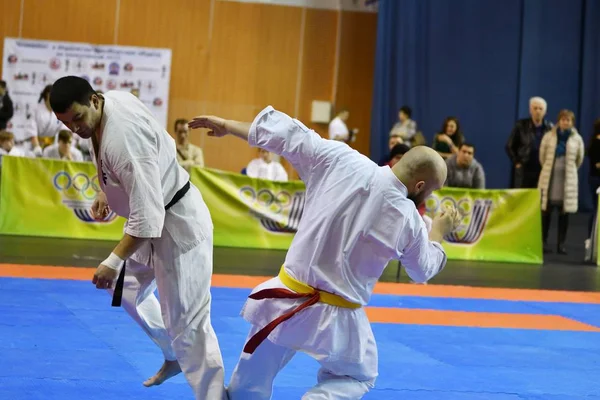 Orenburg, Rosja - 5 marca 2017 roku: chłopcy konkurować w karate — Zdjęcie stockowe