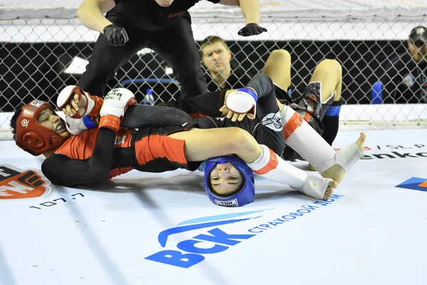 Оренбург, Росія - 18 лютого 2017 року: бійці конкурувати в змішаних бойових мистецтвах — стокове фото
