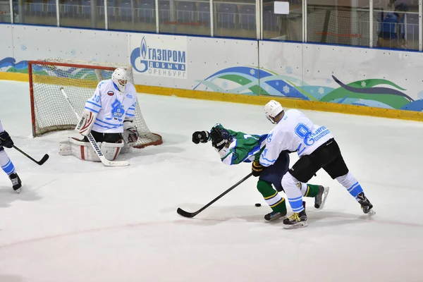 Orenburg, Rusia - 5 de abril de 2017 año: los hombres juegan al hockey —  Fotos de Stock