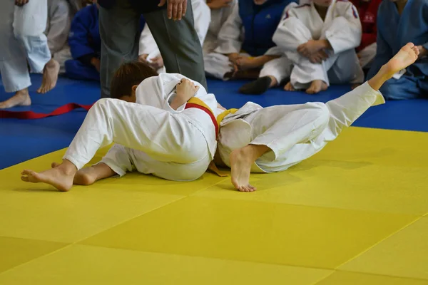 Orenburg, Rusia - 05 de noviembre de 2016: Los niños compiten en Judo — Foto de Stock