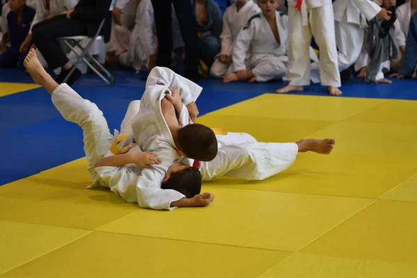 Orenburg, Rusland - 05 November 2016: jongens concurreren in Judo — Stockfoto