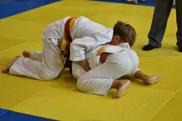 Orenburg, russland - 05 november 2016: jungs messen sich im judo — Stockfoto