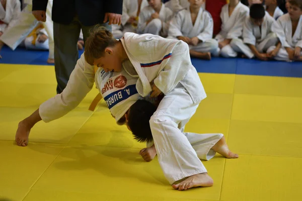 Orenburg, Russie - 05 novembre 2016 : Des garçons concourent au judo — Photo