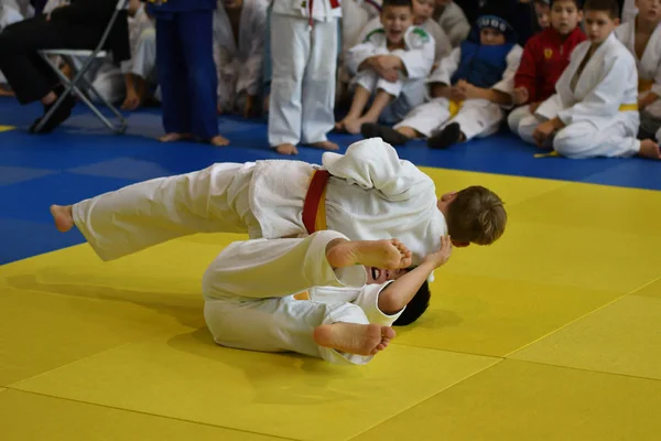 Orenburg, russland - 05 november 2016: jungs messen sich im judo — Stockfoto