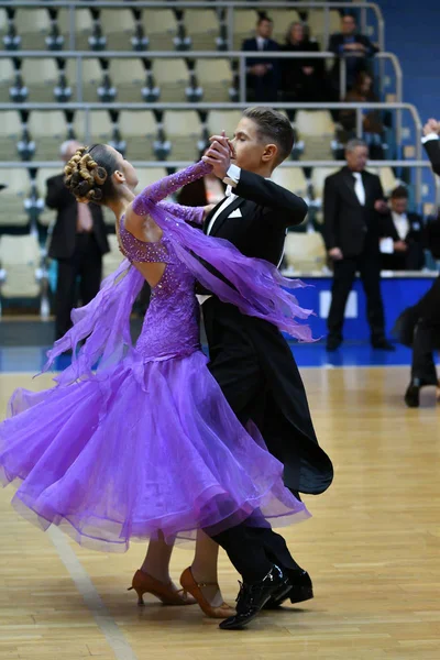 Orenburg, Rusya - 11 Aralık 2016: Kız ve erkek dans