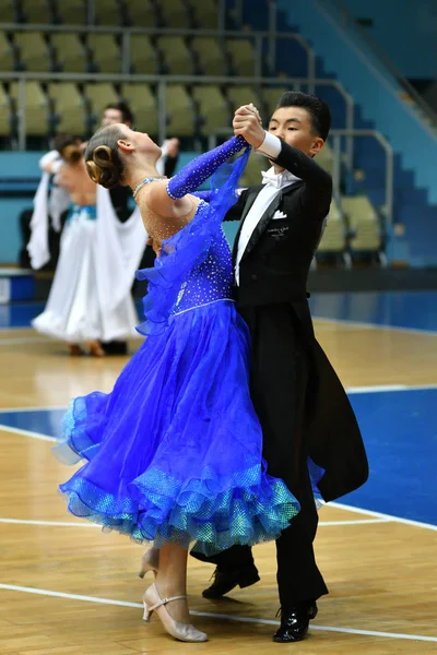 Orenburg, Rússia - 11 de dezembro de 2016: Menina e menino dançando — Fotografia de Stock